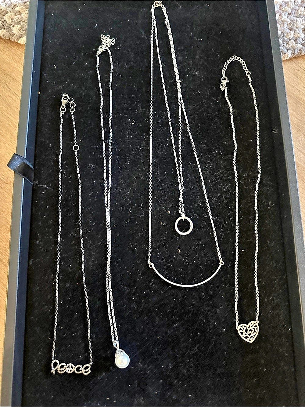 Lot of 4 necklaces